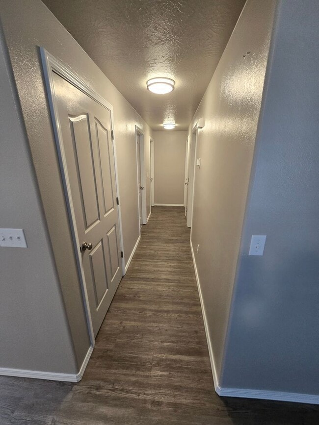 Building Photo - Pet Friendly, Single Level 3bed : 2bath Ho...