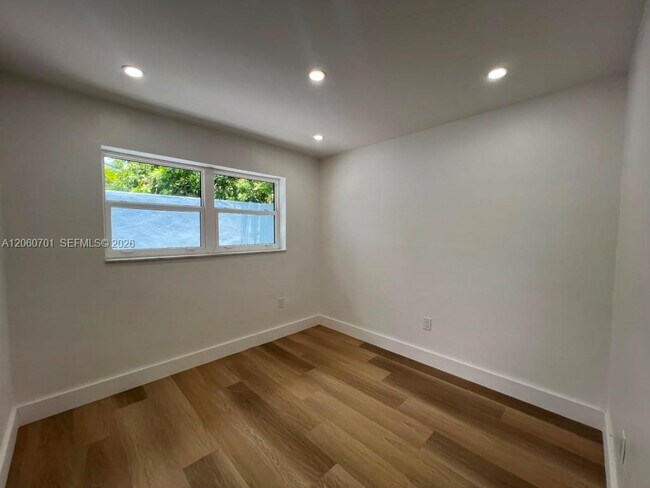 Building Photo - 1239 SW 22nd Ave