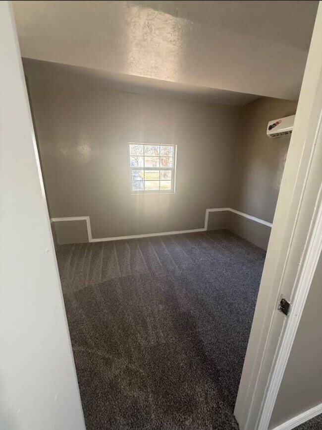 Building Photo - Charming 4 Bedroom House!