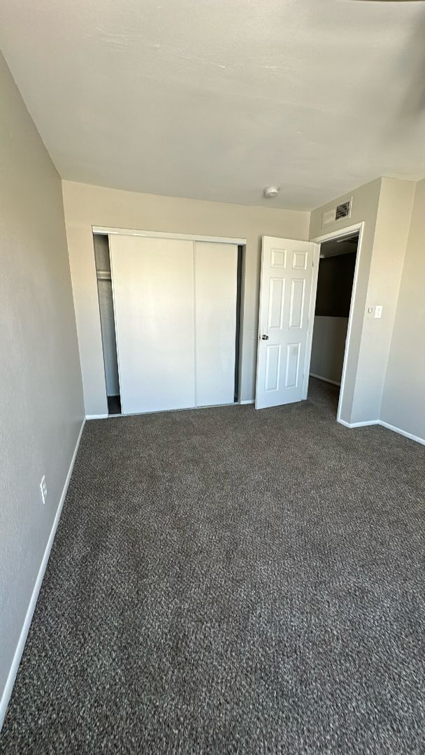 Building Photo - Updated 2 Bed/1 Bath Condo at 43rd Ave & I...