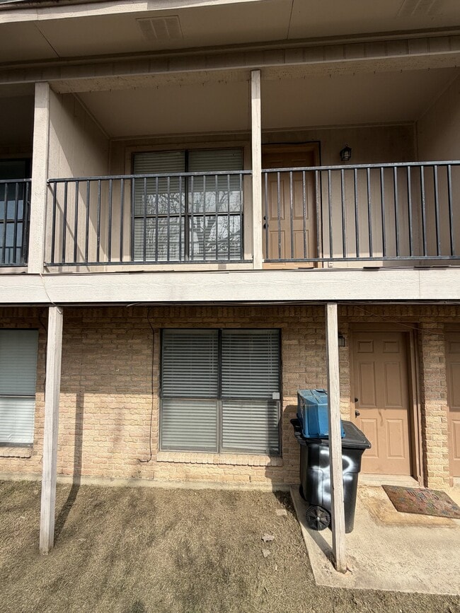 Building Photo - 220 Vista Way