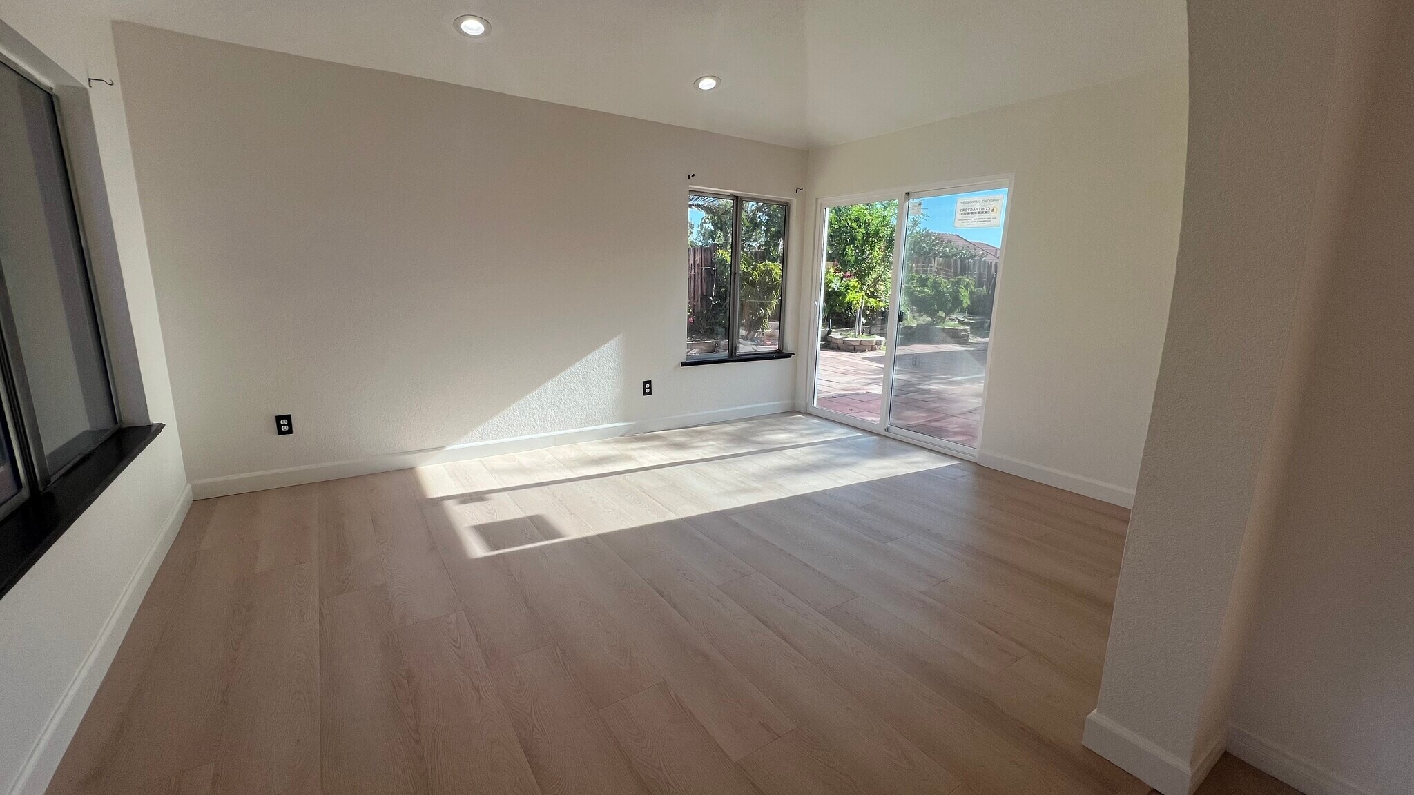 Living area - 38238 La Loma Ave
