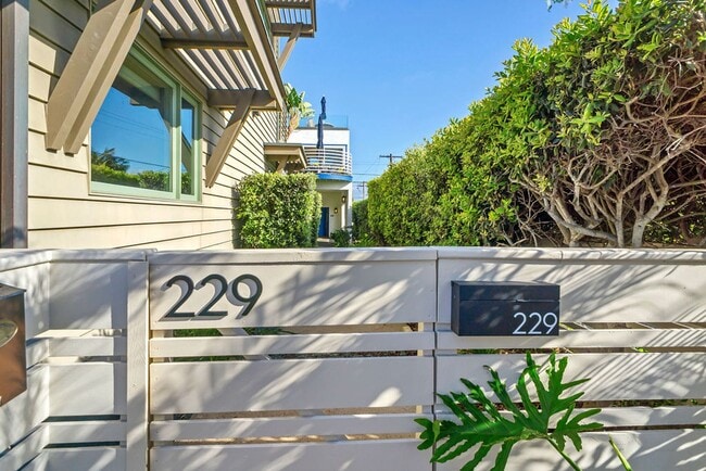 Building Photo - Gorgeous ocean view home at Windansea Beach!