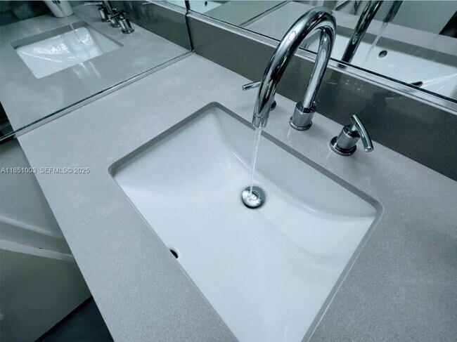 Building Photo - 2030 S Ocean Dr