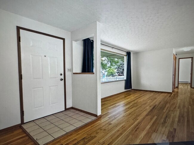 Building Photo - 1420 N Mesa Rd