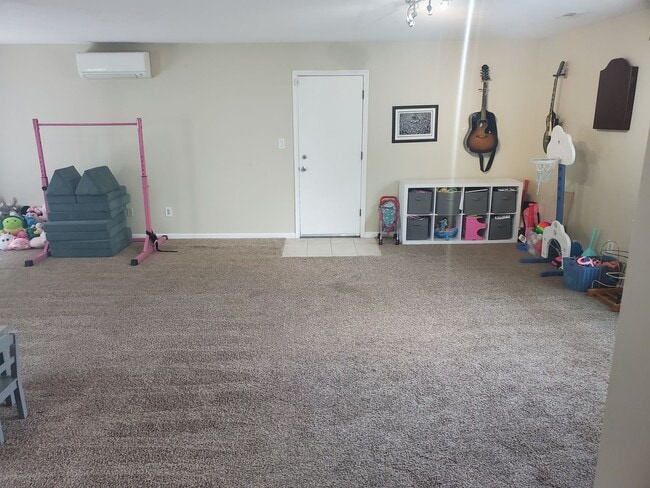 Building Photo - Deep Creek