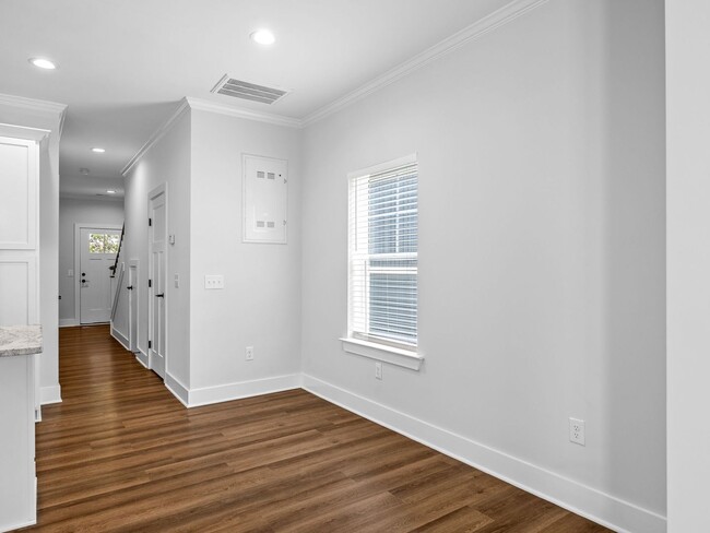 Building Photo - 3 Bed, 2.5 Bath - Lucky Penny End Unit