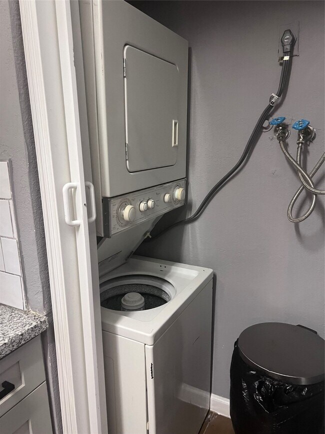 Building Photo - 10001 Westpark Dr