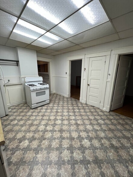 Kitchen - 25 Cuyler Ave