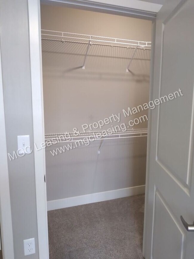 Building Photo - 1 Bedroom Luxury Apartment in the Northland of KCMO