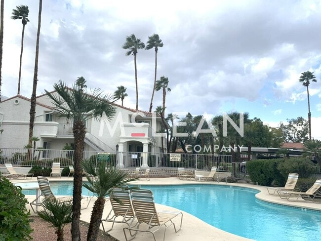 Building Photo - Beautiful Two Bedroom Condo in a Stunning ...