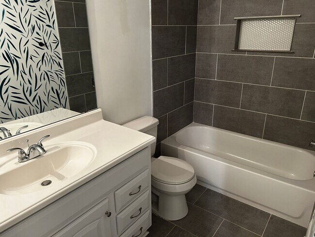 Building Photo - Gorgeous 4 Bedroom Home in Belmont Neighbo...