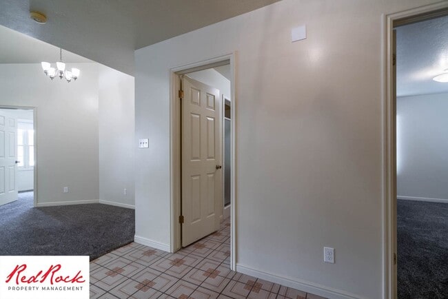 Building Photo - 3 Bedroom End Unit Townhome in Downtown St. George