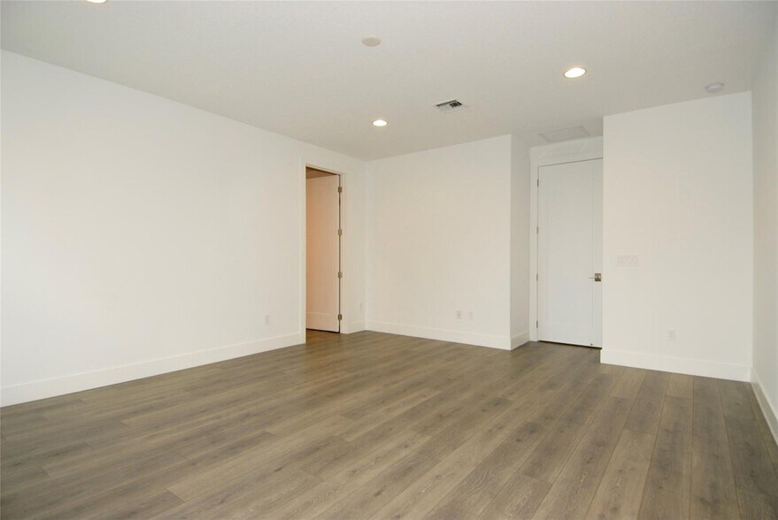 Building Photo - 1435 SW 23rd St