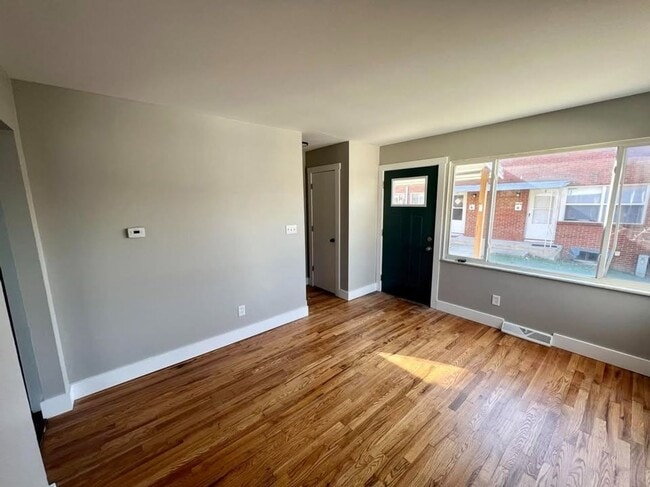 Building Photo - Charming, updated 2bdrm/1bth with full basement
