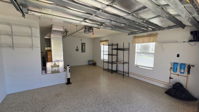 Building Photo - 2 bedroom 2 bath located in Ashleigh Villas