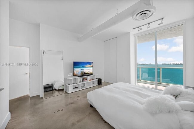 Building Photo - 700 NE 25th St