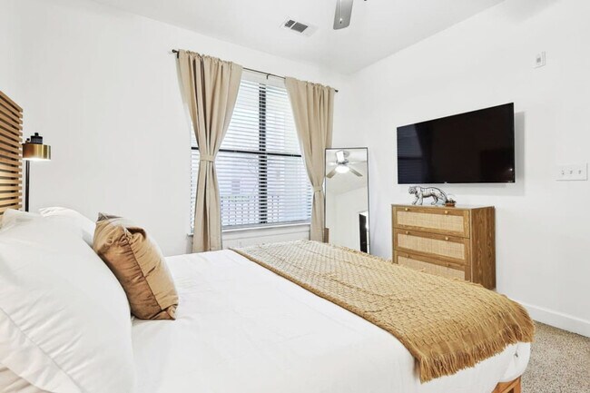 Building Photo - 5445 Town and Country Blvd