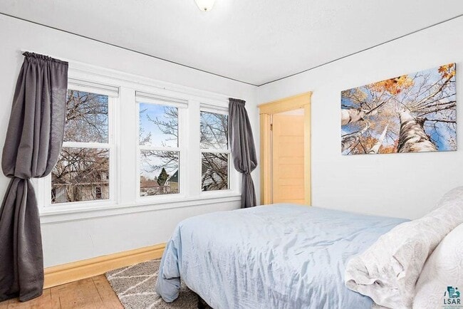 Building Photo - Available For A July/August 1st - 3 Bedroo...