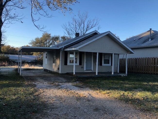 Huge Yard! Cute and Clean 2 Bedroom Avail... - Huge Yard!  Cute and Clean 2 Bedroom Avail...