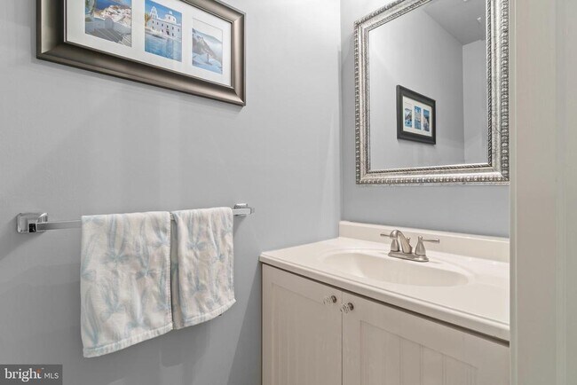 Building Photo - 221 Lookout Pl