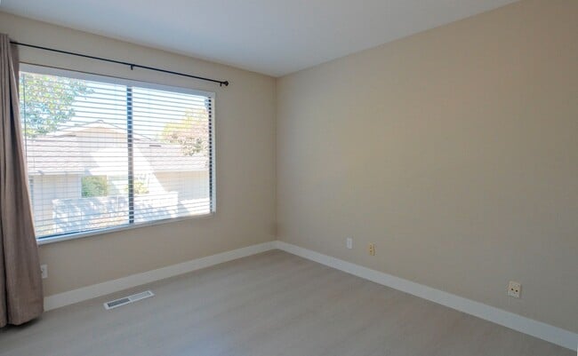 Building Photo - Spacious 3 Bedroom 2 Bath townhome for ren...