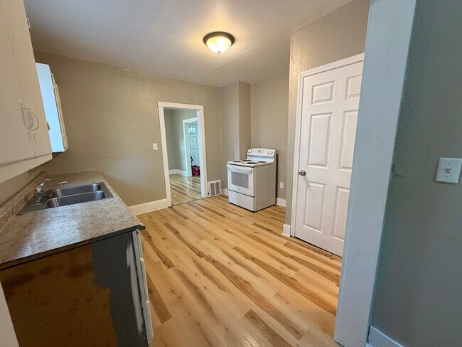 Building Photo - 4224 Fairview Dr