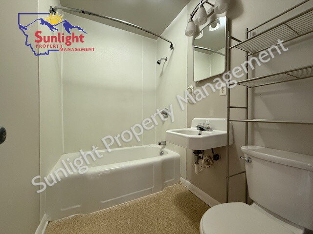 Building Photo - 2 Bed 1 Bath Apartment