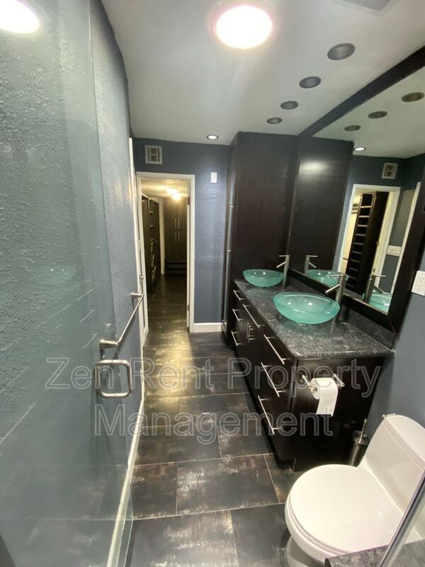Building Photo - 815 W Juanita Cir