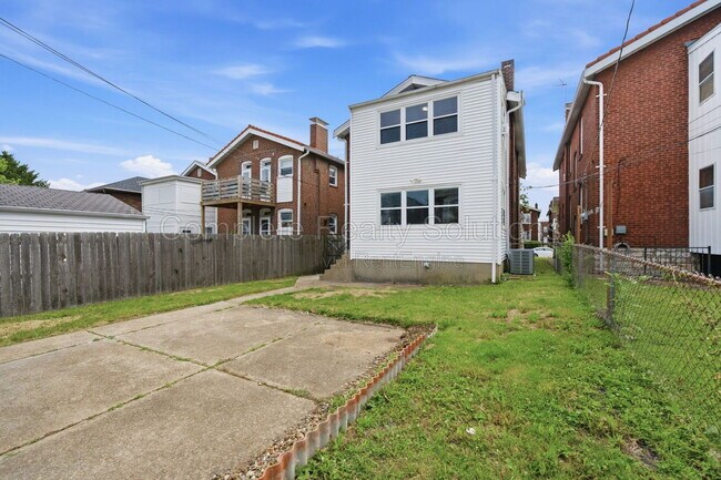 Building Photo - 5055 Lindenwood Ave