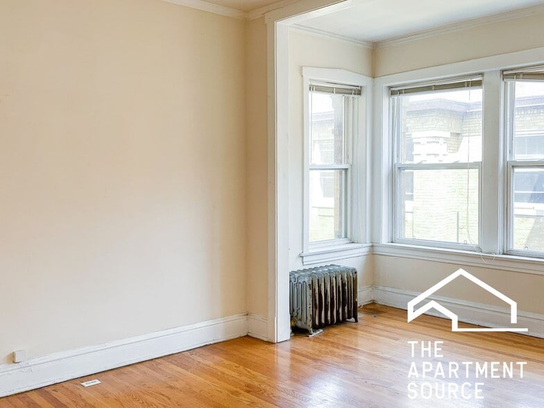 Building Photo - 5047 N Damen Ave