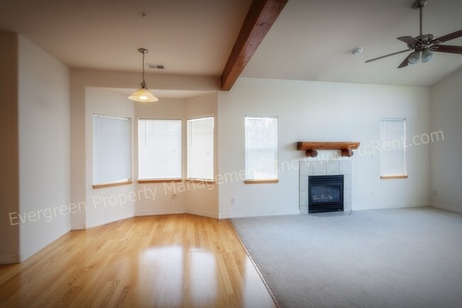 Building Photo - 2 Bedroom, 2 Bath with Amazing Views in Fo...