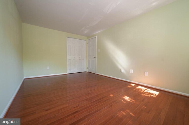 Building Photo - 5725 Walnut Wood Ln