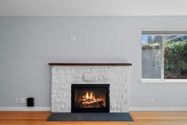 Building Photo - Elegant and Spacious Air-Conditioned Lincoln Park Rambler