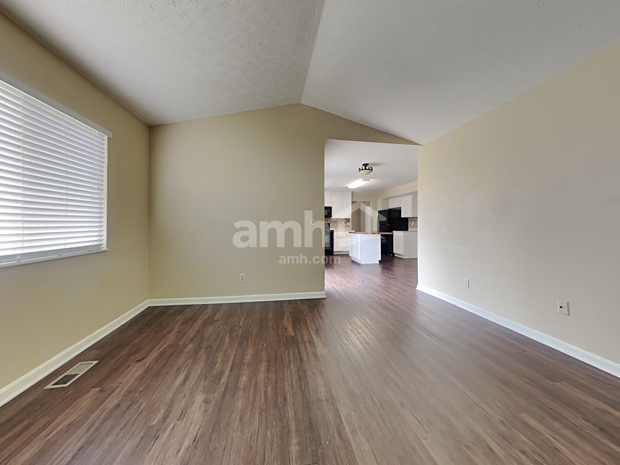 Building Photo - 3679 Shorewood Dr