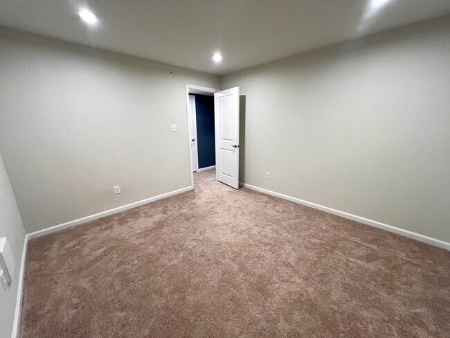 Building Photo - Stunning 3 bedroom, 2.5 bathroom End unit ...