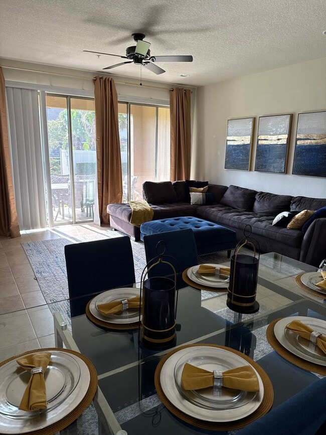 Building Photo - Beautiful 3/2.5 Townhome with Pool View in...