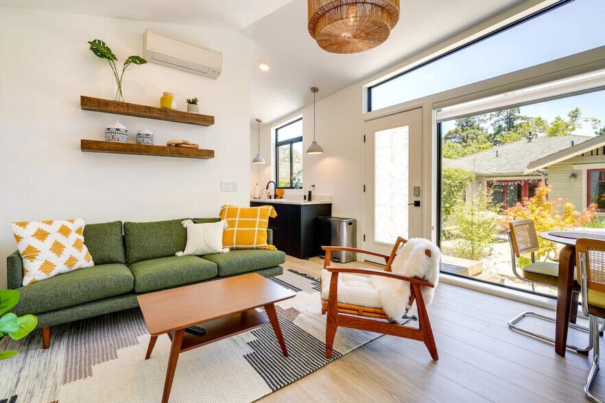 Primary Photo - 510 Iris St