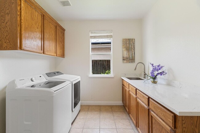 Building Photo - Large two-story home in the Bridal Ridge c...