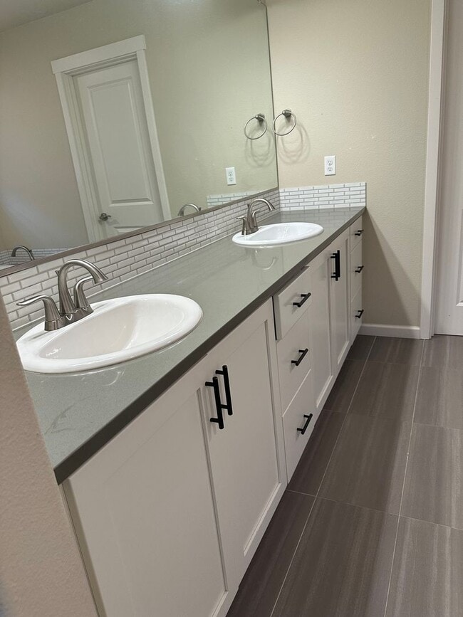 Building Photo - BEAUTIFUL CONTEMPORARY HOME IN BETHANY