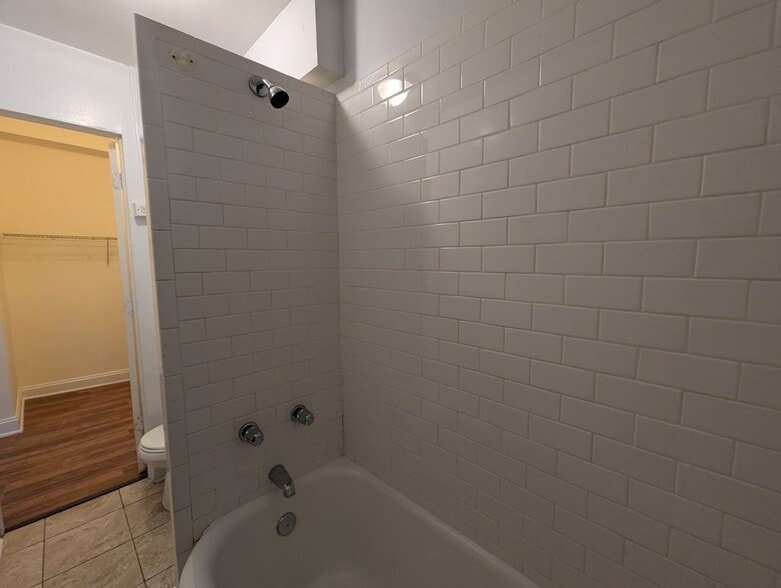 Building Photo - 5417 N Kenmore Ave