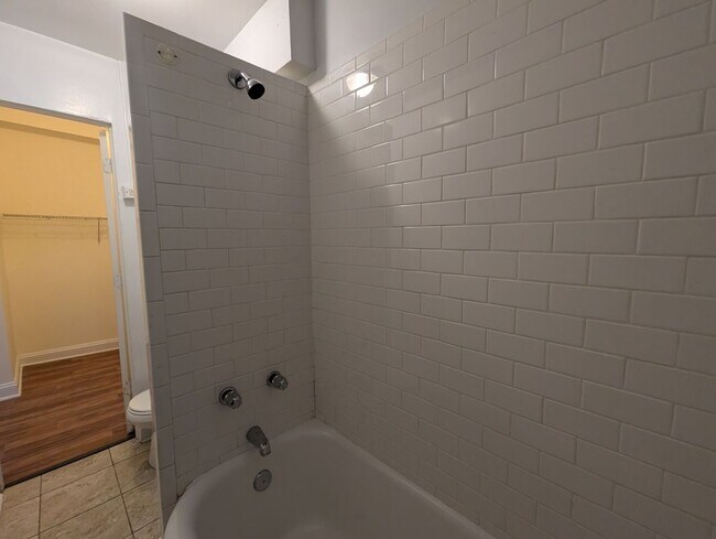 Building Photo - 5417 N Kenmore Ave
