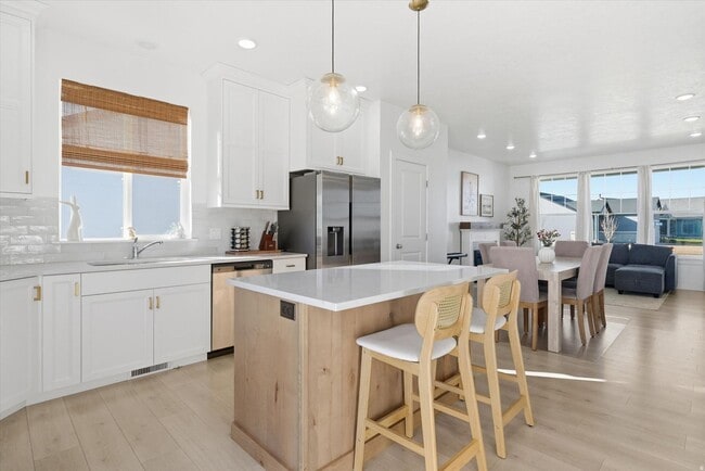 Building Photo - Like-New Rambler in The Village at Fox Meadows | Mountain Views, Pool Community & All Appliances ...