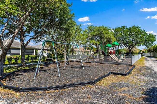 Building Photo - 728 NW Waterlily Pl