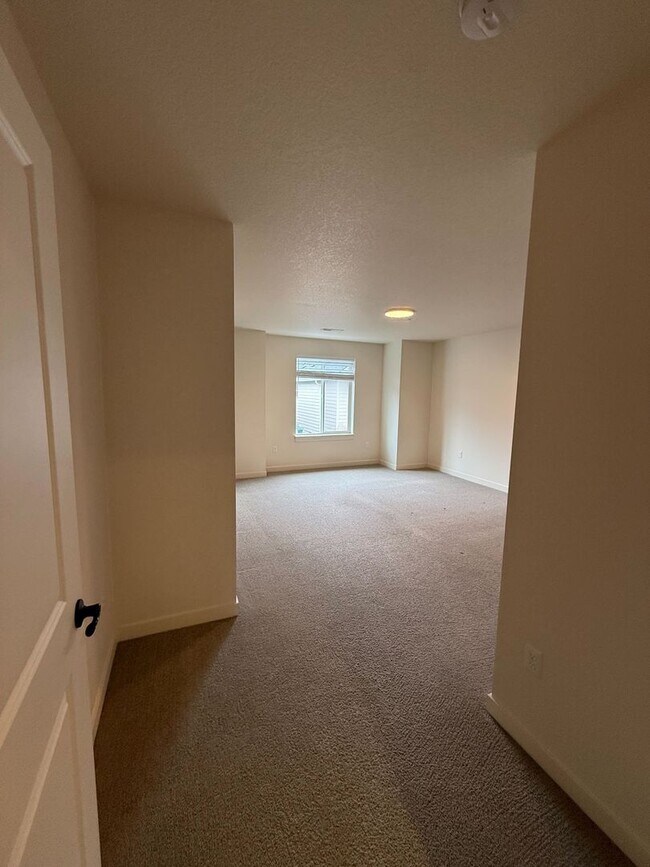 Building Photo - Immaculate 3B/2.5Ba Home in Ridgefield! Available NOW!