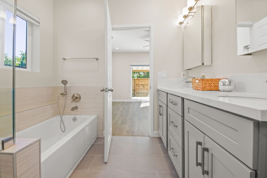 Main Bathroom - 6533 Ben Ave