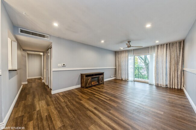Building Photo - 5101 Carriage Way Dr
