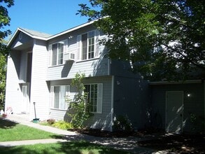Building Photo - Ground Level 2 Bed/1 Bath in NW Redmond Fourplex