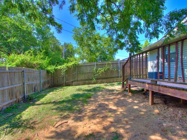 Building Photo - 3 Bedroom 1 Bath Home w/ 2 car garage in Shawnee