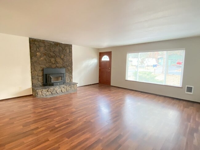 Building Photo - 3 bedroom 2 Bath home - Knoll Heights - Gr...